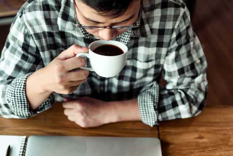 Ilustrasi. Minum kopi dapat menimbulkan efek bagi tubuh yakni menghilangkan kantuk.
