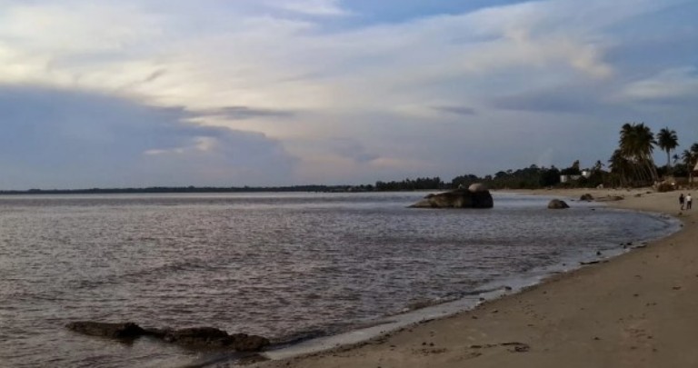 Ilustrasi. Pantai Lubuk Pulau Kundur menawarkan pesona alami wisata bahari bagi pengunjung