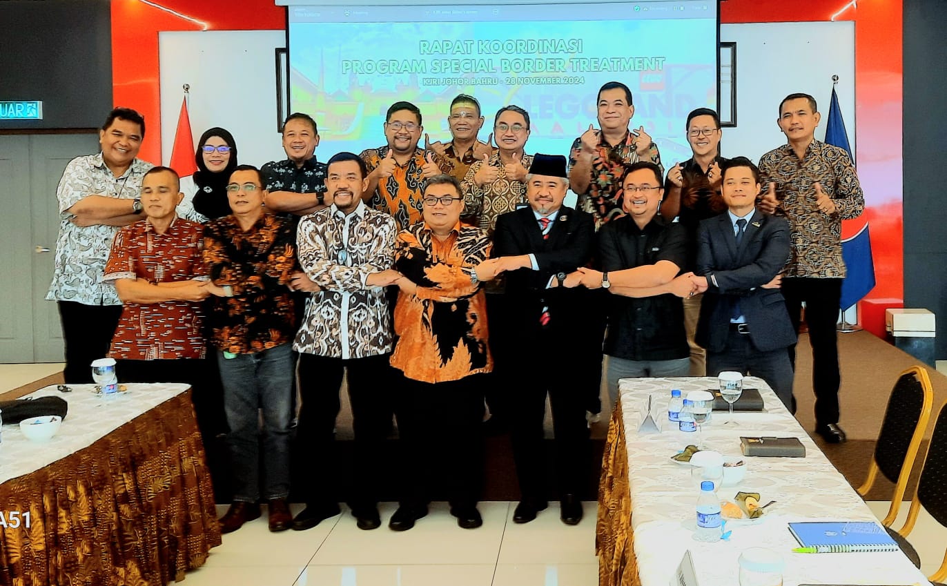 Konjen RI Johor Bahru, Sigit Suryantoro Widianto bersama stakeholder pariwisata dari kedua negara dan Kadis Pariwisata Kepri Gundur Sakti foto bersama.