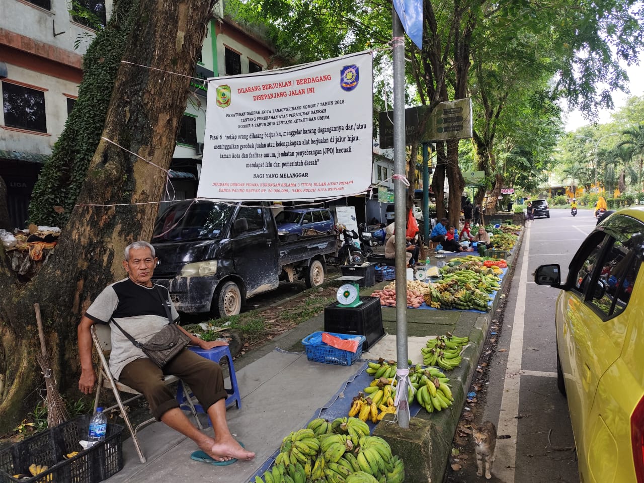 Trotoar kawasan Bintan Center Tanjungpinang dipenuhi pedagang kaki lima saat pagi hari, Minggu (1/12).