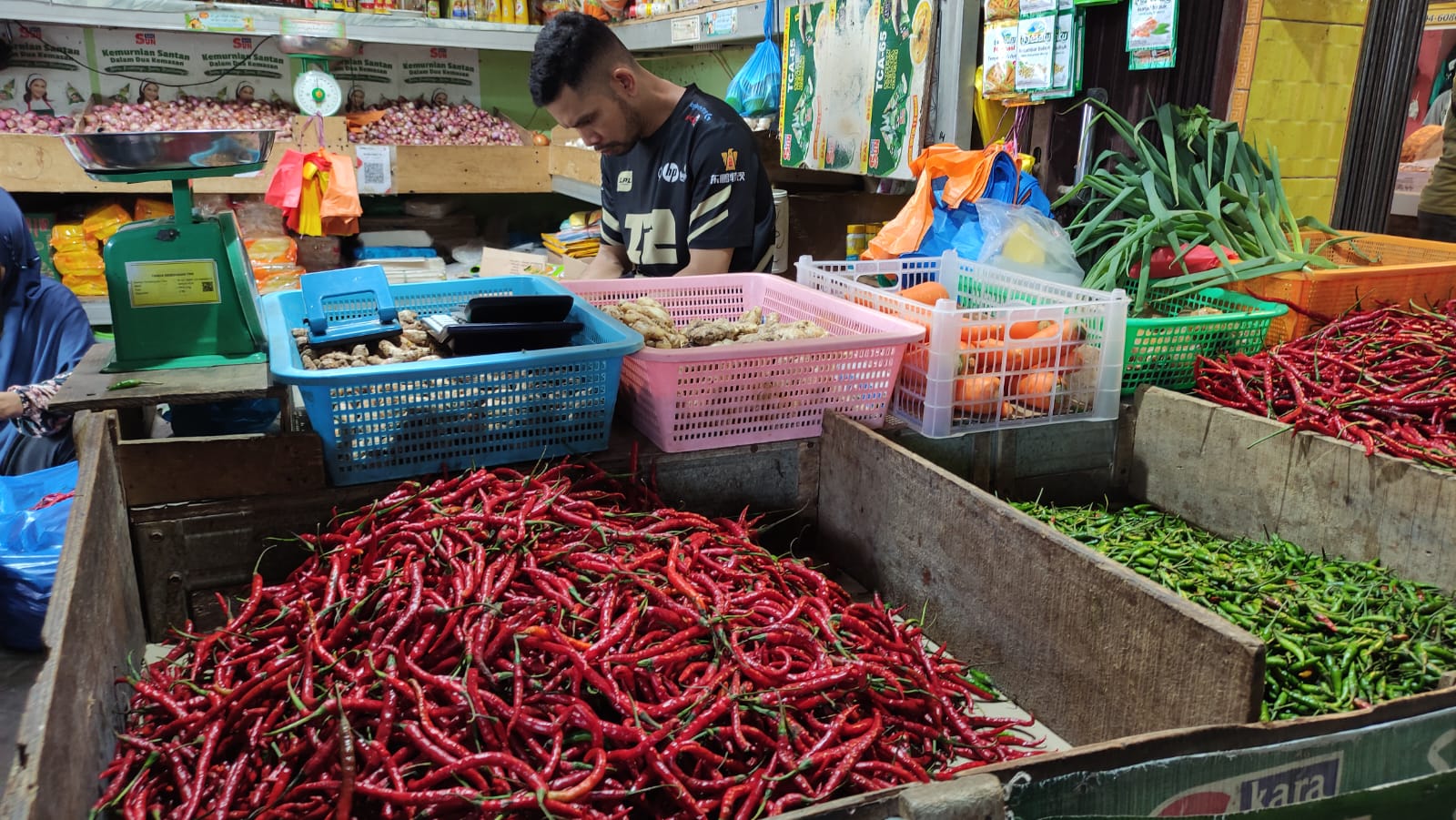 Pedagang cabai di Pasar Bintan Center Tanjungpinang, Senin (2/12).