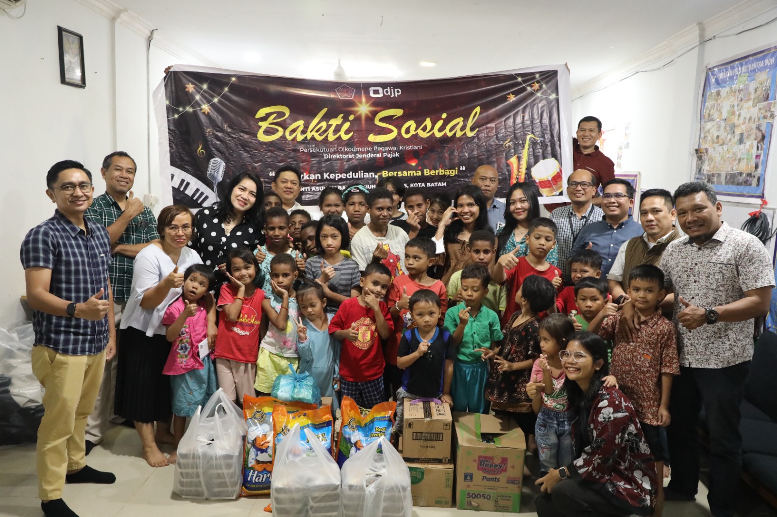 Anggota Oikumene DJP Batam memberikan bantuan berupa sembako dan uang tunai kepada Panti Asuhan Bahtra Nuh Batam.