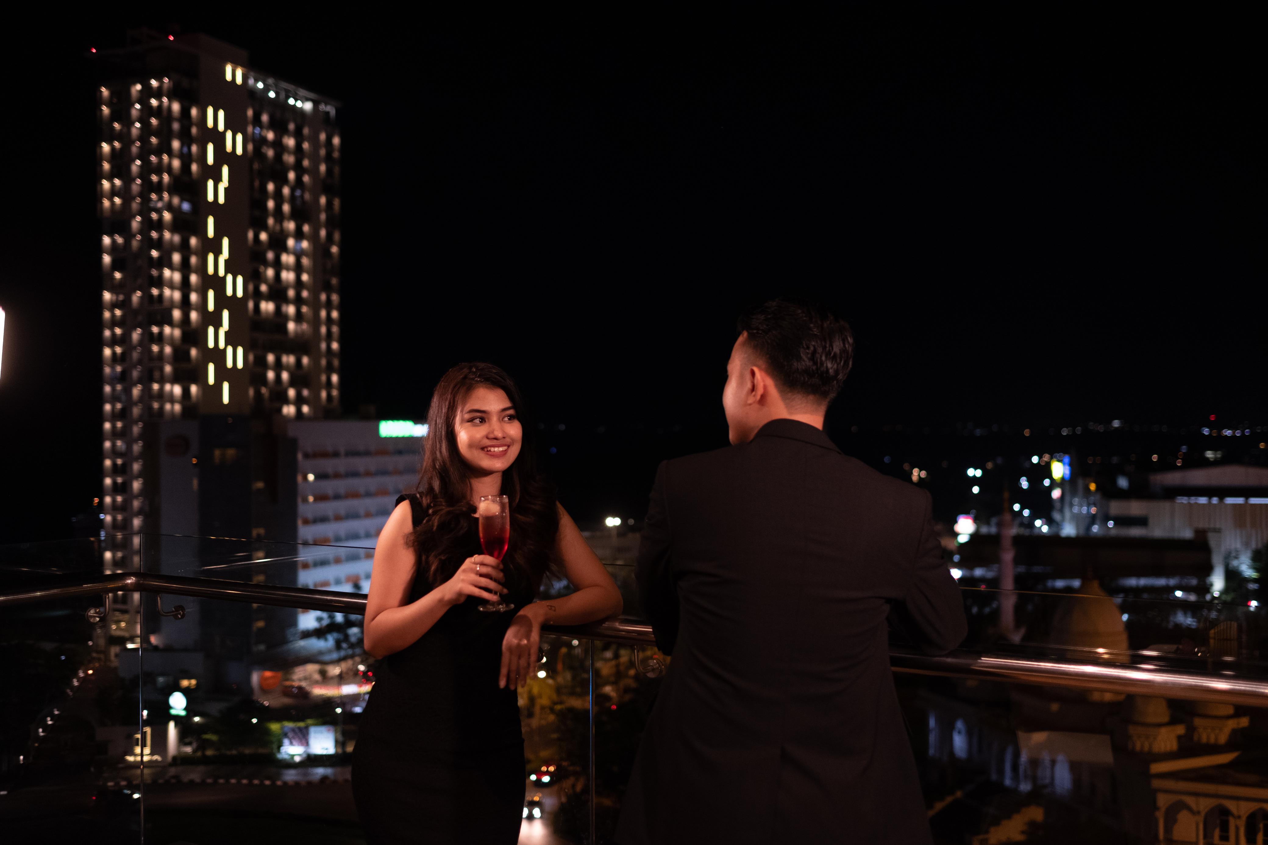 DUA tamu Tampa mengobrol usai makan malam di Gurindam Restaurant, Hotel Santika Batam dengan pemandangan Batam yang indah di malam Hari.