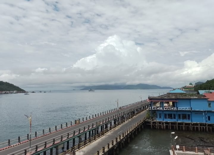 Kondisi cuaca di Tarempa, Kabupaten Anambas terpantau mendung. BMKG memprediksi telah memasuki musim angin utara.