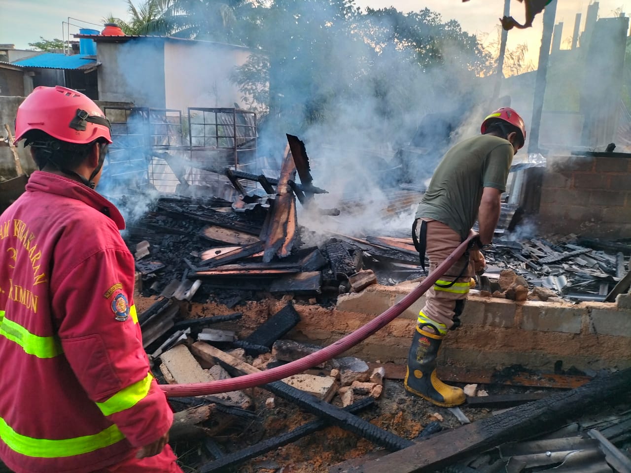 Petugas Damkar BPBD Karimun saat melakukan pemadaman gudang pabrik kerupuk dilalap si jago merah.