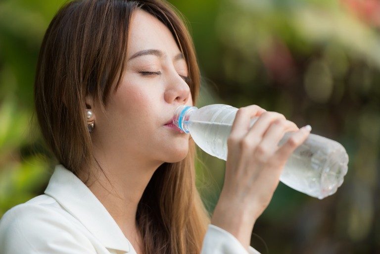 Ilustrasi. Minum air putih tidak sekadar penting untuk kesehatan tetapi juga meningkatkan funsgi otak.