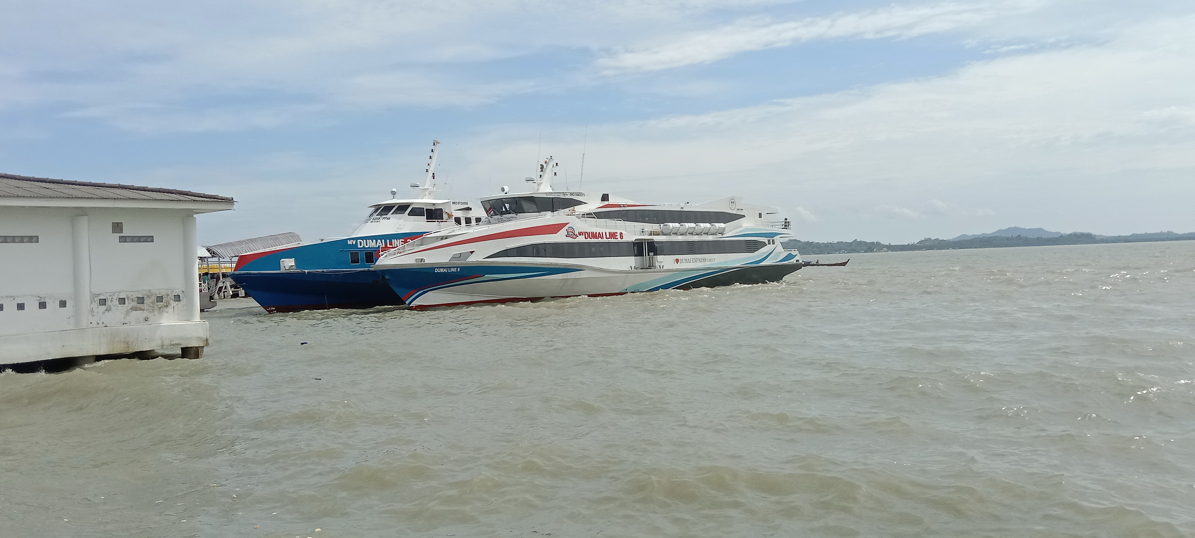 Feri Dumai Express salah satu kapal yang biasa digunakan penumpang dari dan ke Tanjungbalai Karimun.