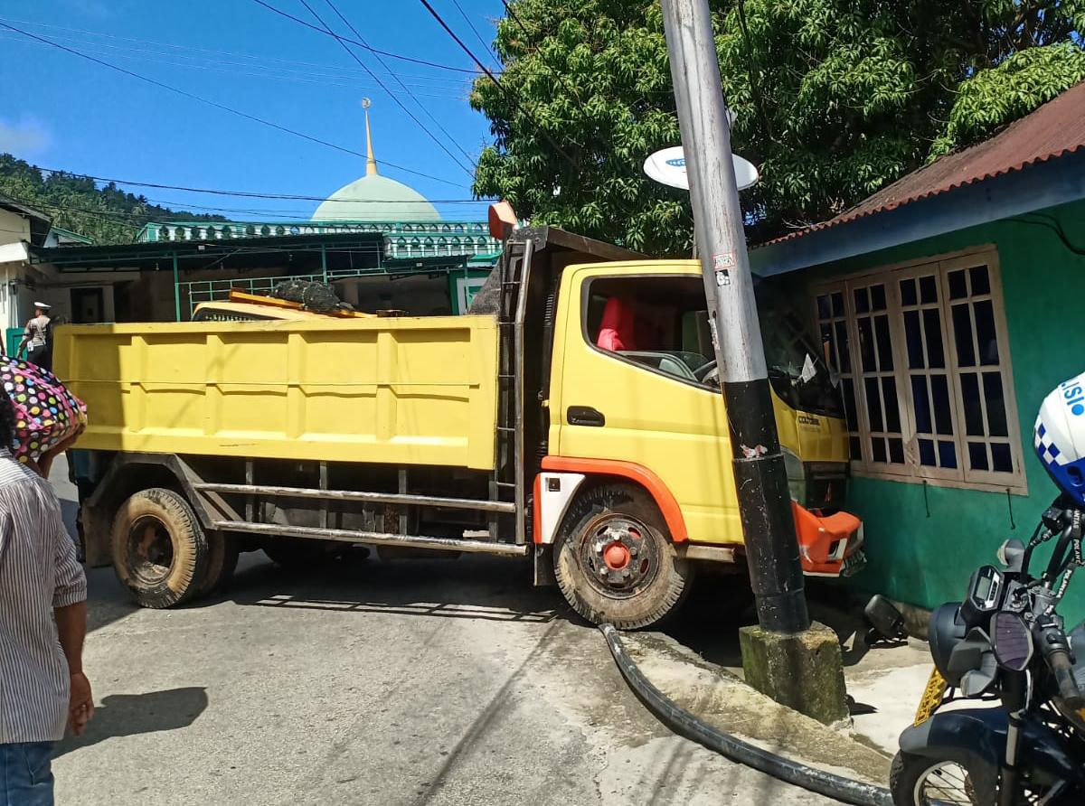 Truk milik Wandi menghantam rumah Erwin usai memuat barang rongsokan.