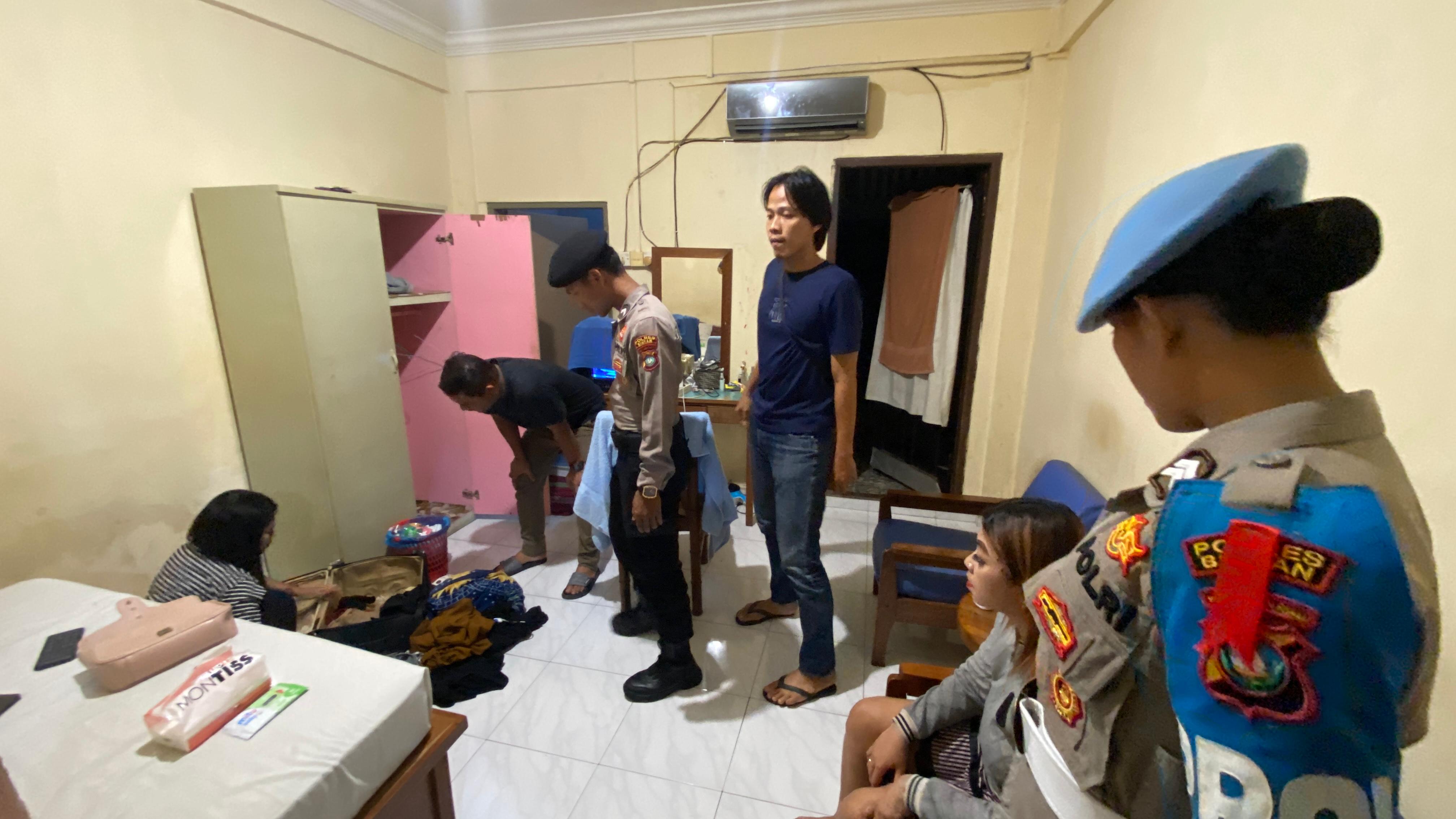 Pasangan bukan suami istri terjaring operasi pekat seligi di salah satu kamar penginapan di Kijang, Kecamatan Bintan Timur pada Kamis (5/12/2024) malam.