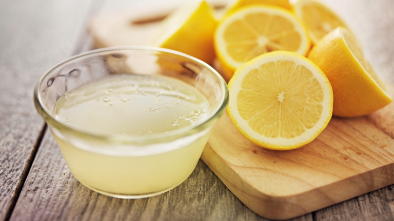 Ilustrasi. Air perasan lemon sangat bermanfaat bagi kesehatan, diantaranya melancarkan pencernaan.