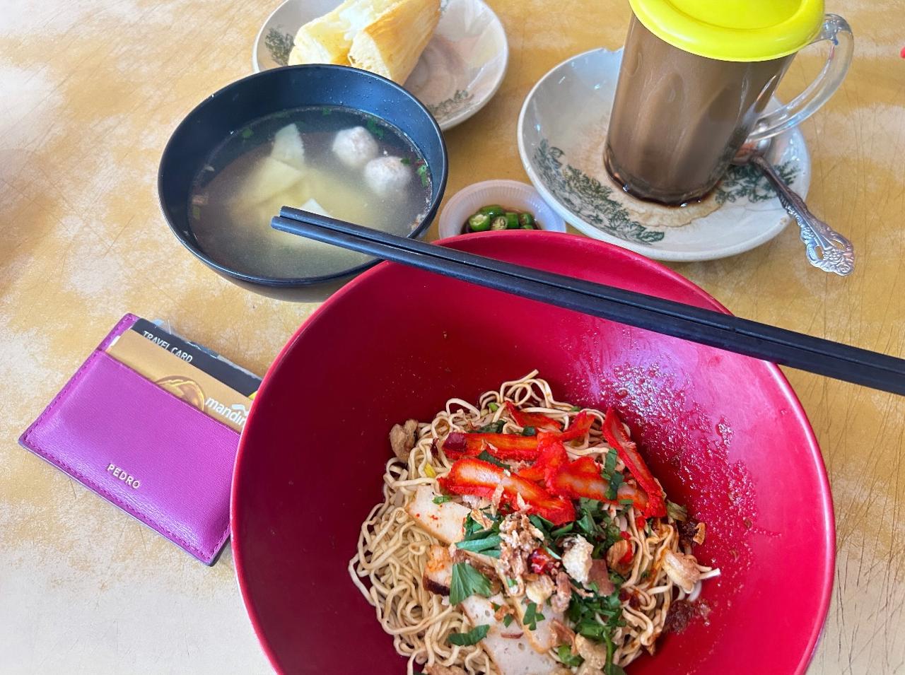 TAMPILAN mie pangsit khas Batam di Pasar Penuin, Lubukbaja.