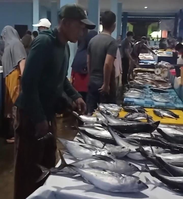 Ikan tongkol dijajakan oleh pedagang di Pasar Baru Jemaja.
