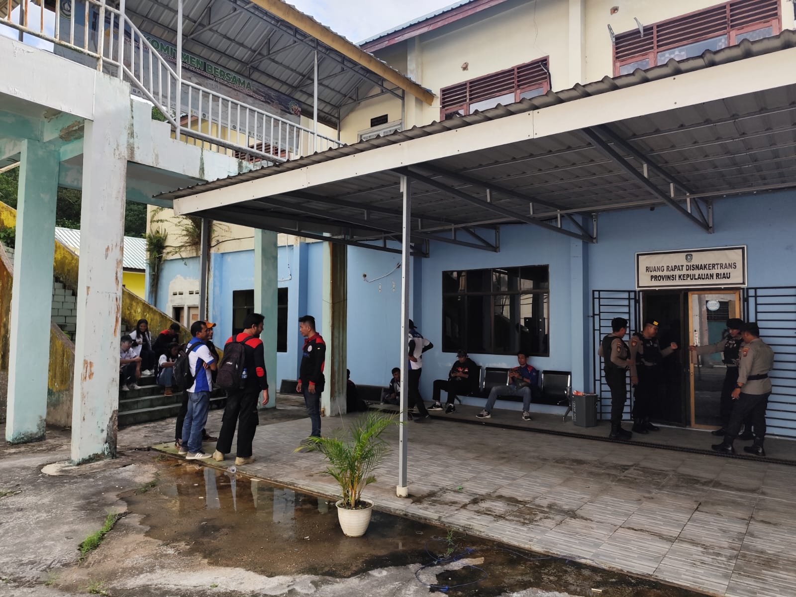 Puluhan buruh saat berkumpul di Kantor Disnakertrans Kepri menunggu keputusan nilai UMP 2025, Senin (9/12).