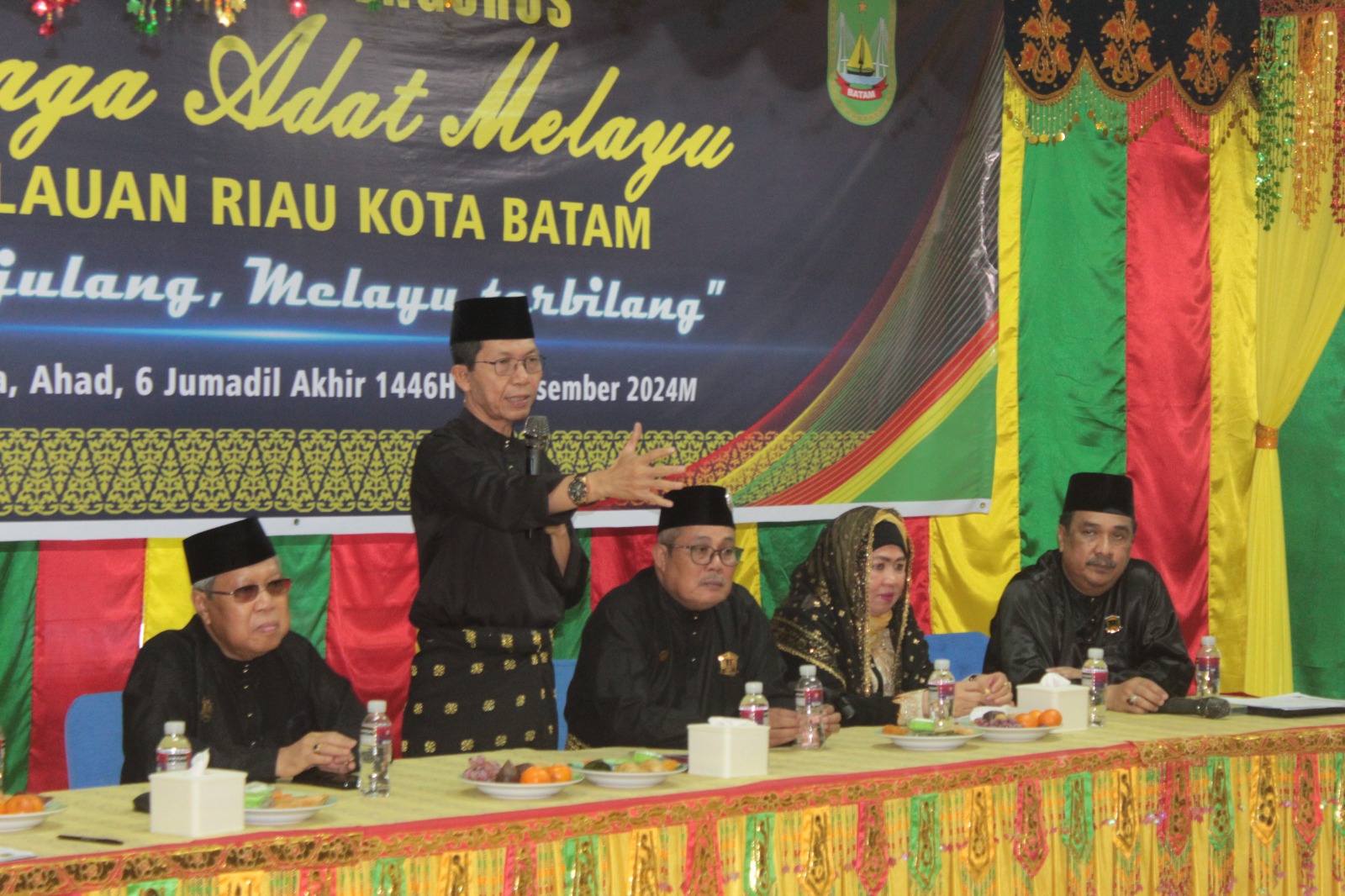 Amsakar Achmad saat memberi sambutan pada Rapat Pleno Pengurus LAM Kepri Kota Batam.