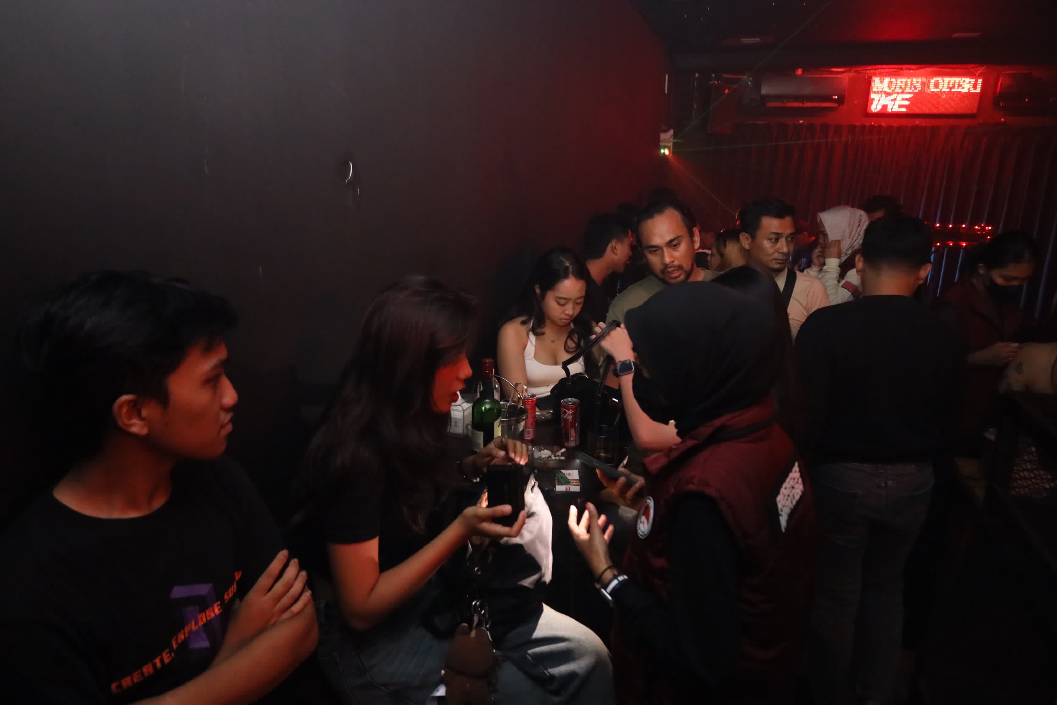 Petugas Tim Gabungan memeriksa pengunjung THM dalam operasi pekat, Sabtu (7/12) malam.