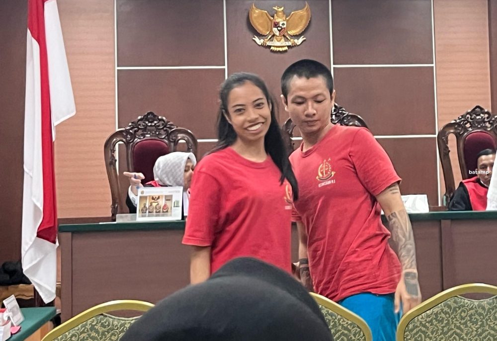 Terdakwa penipuan usai menjalani sidang di Pengadilan Negeri Batam, Senin (9/12).