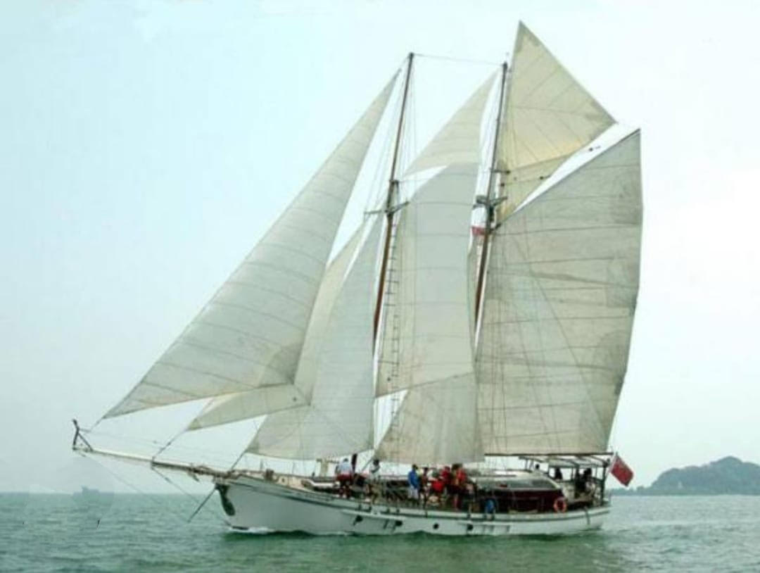 Kapal layar Four Friends Selandia Baru yang mengangkut mahasiswa dan dosen Singapura ke pulau-pulau di Kepri.