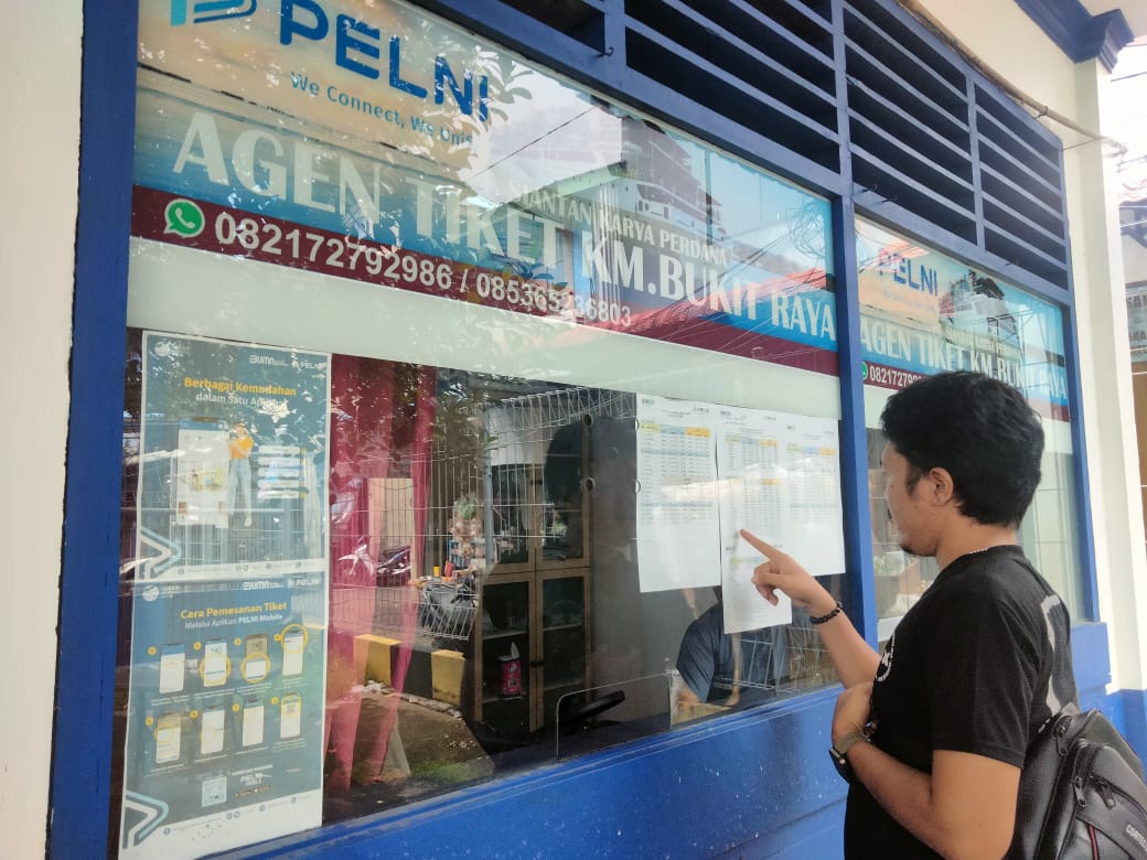 Calon penumpang KM Bukit Raya mengunjungi loket Agen Pelni di Pelabuhan Tarempa untuk membeli tiket keberangkatan.
