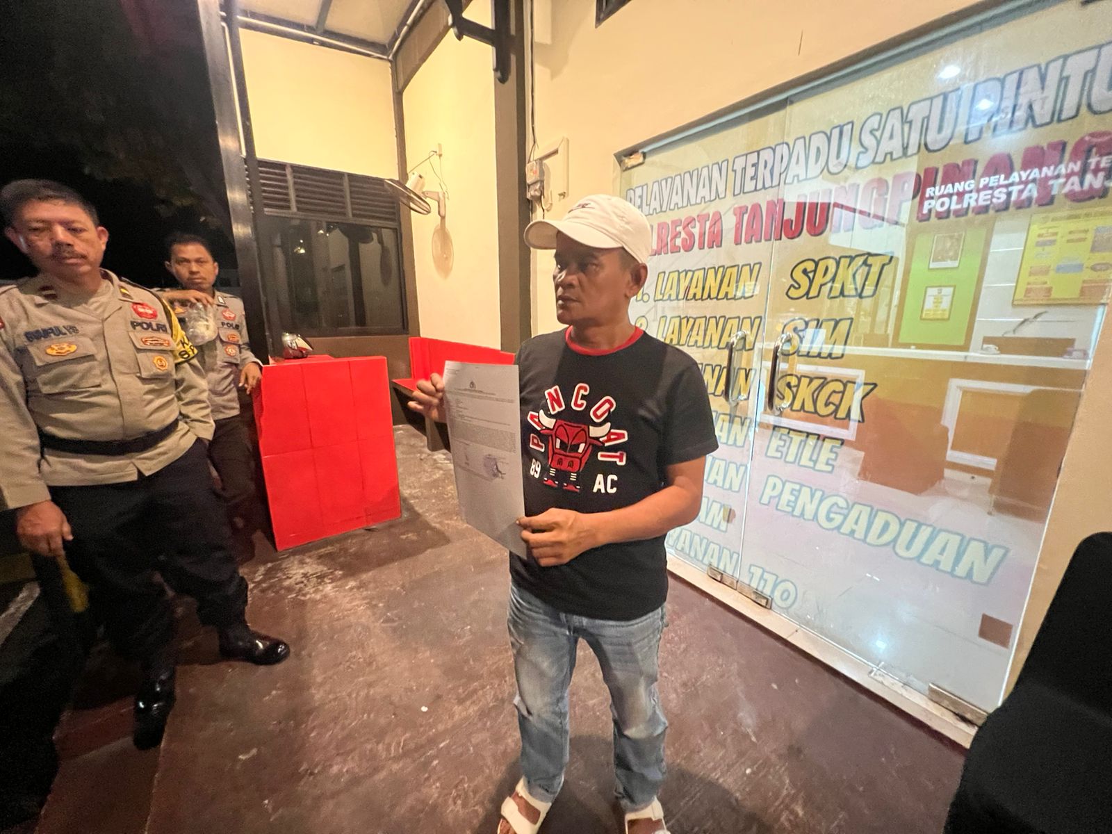 Era, seorang wartawan yang usai membuat laporan terkait tindakan kekerasan yang dialaminya saat melakukan peliputan.