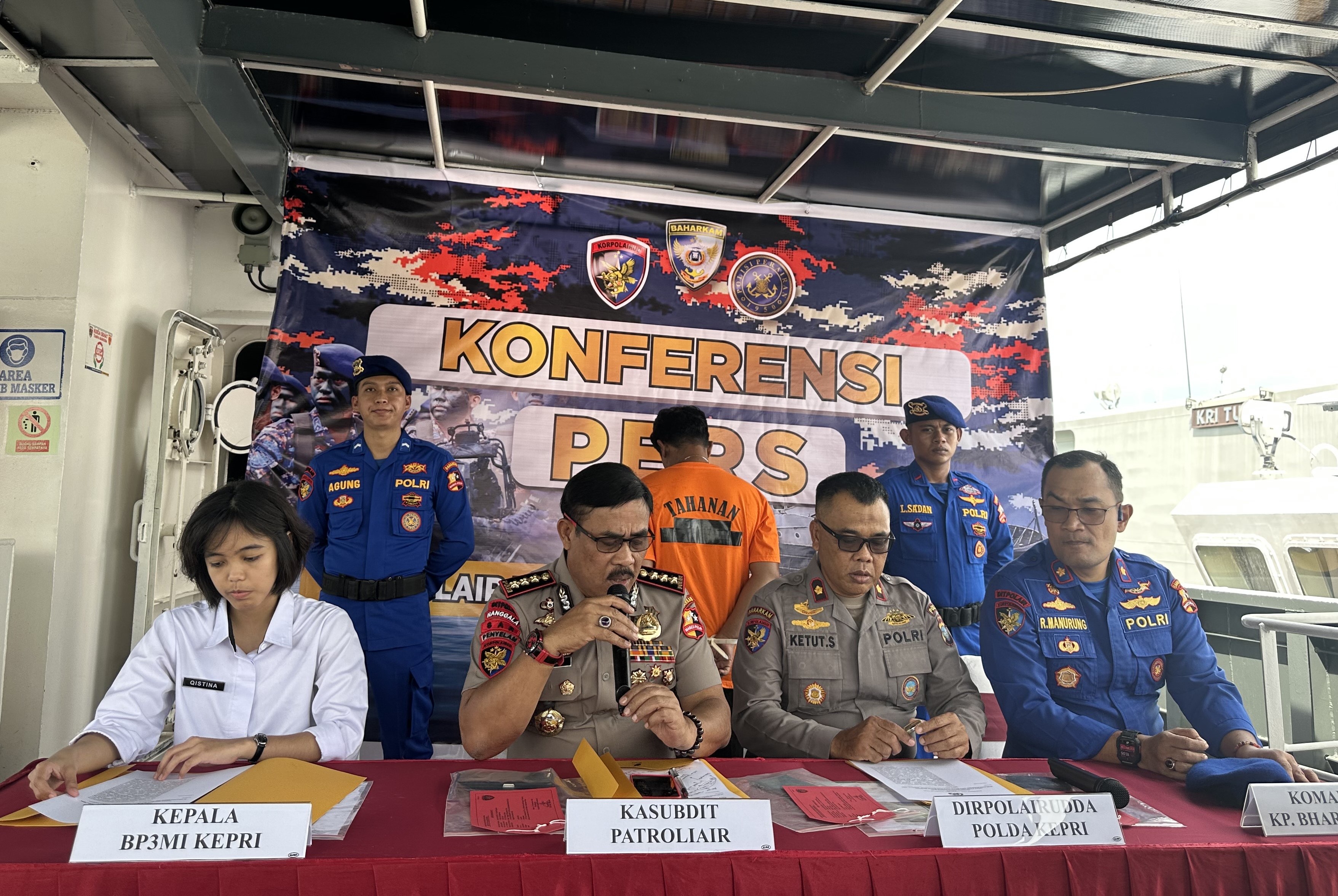 Konferensi pers terkait pengungkapan kasus pengiriman PMI ilegal ke Malaysia.