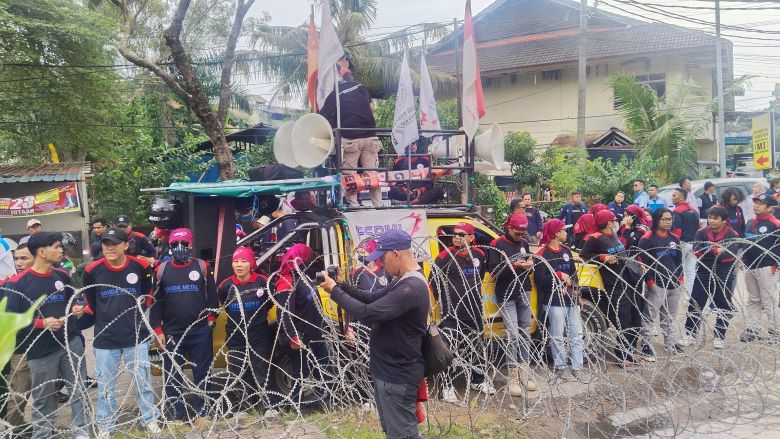 aksi buruh di depan kantor disnaker Batam menuntut kenaikan UMK 2025. hari ini Kamis (28/8) buruh batam akan demo lagi