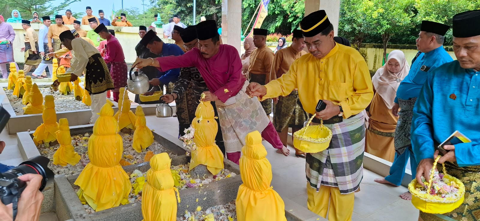 Dalam rangka memperingati Hari Jadi Batam ke-195, Pemerintah Kota (Pemko) Batam bersama Forum Komunikasi Pimpinan Daerah (Forkopimda) menggelar kegiatan ziarah ke makam Zuriat Nong Isa.