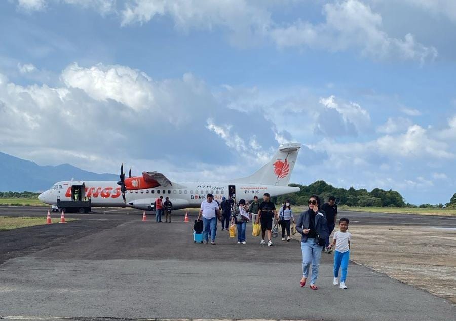Sejumlah penumpang baru saja turun dari pesawat yang mendarat di Bandara Letung. Arus penumpang mulai mengalami peningkatan.