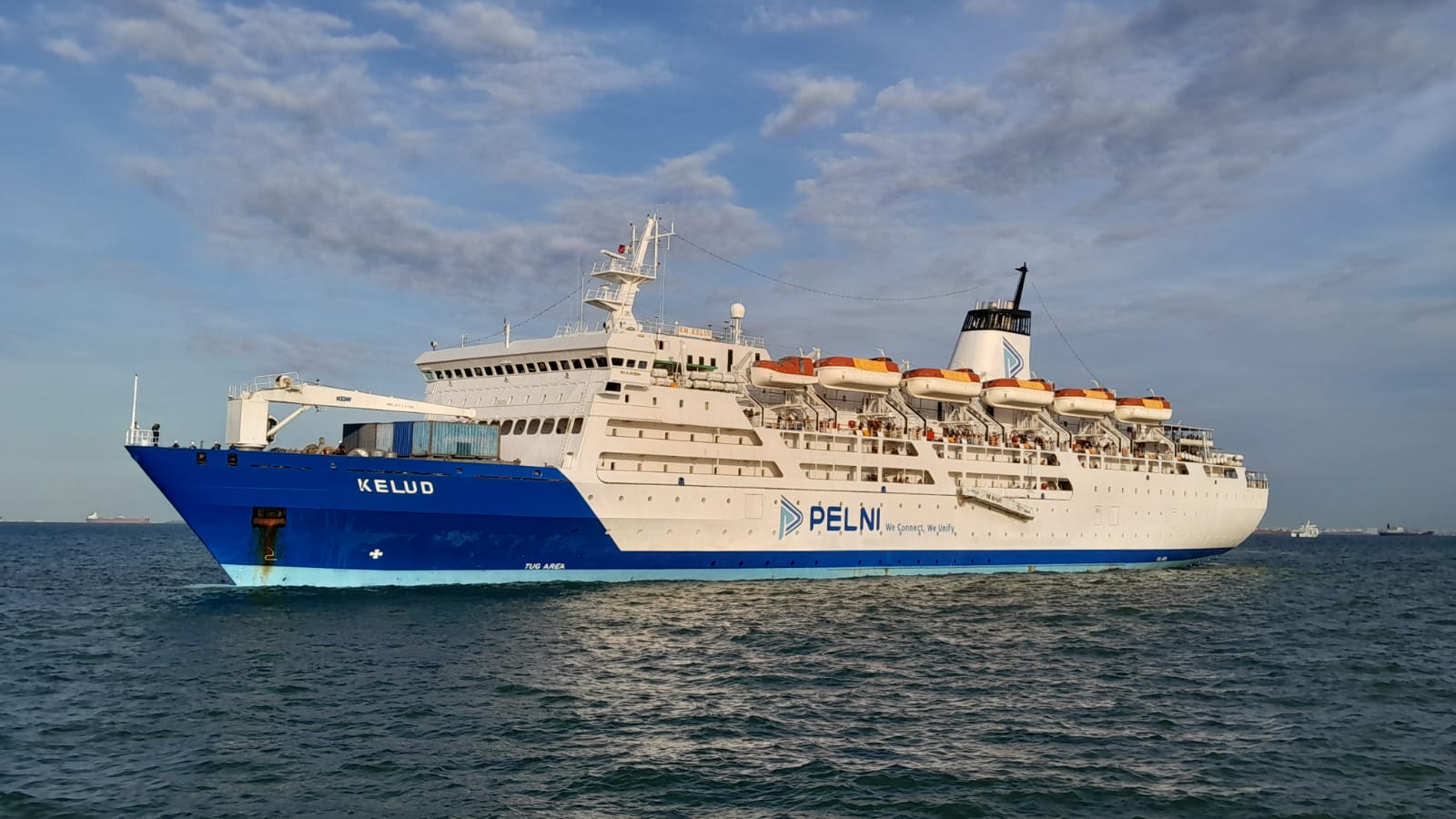 Kapal Pelni KM Kelud.