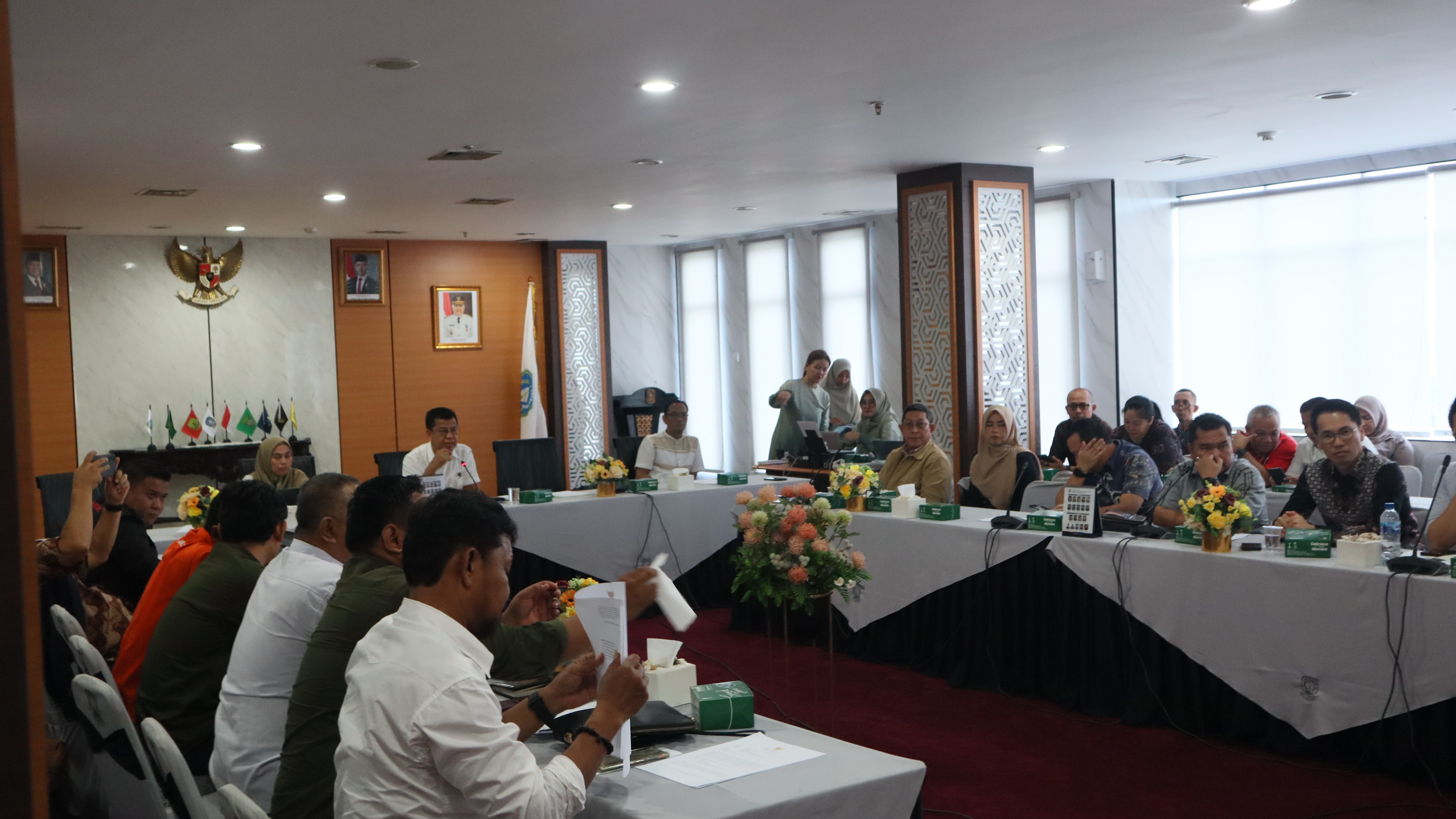 Disnakertrans Kepri bersama APINDO, Perwakilan Serikat pekerja, melakukan rapat pembahasan UMK di Gedung Graha Kepri, Kota Batam, Jumat, (13/12).