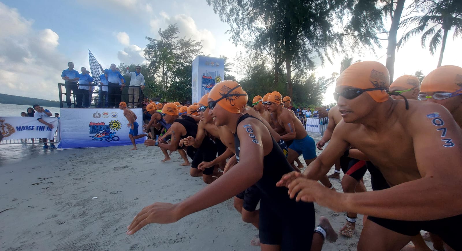 Peserta Armada Triathlon 2024 bersiap untuk berenang di pesisir Pantai Lagoi Bay, Minggu (15/12/2024) pagi.