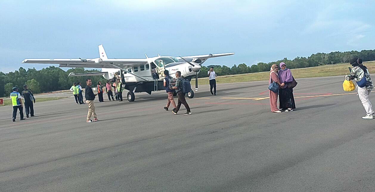 Penumpang susi Air sat tiba di Bandara Karimun.