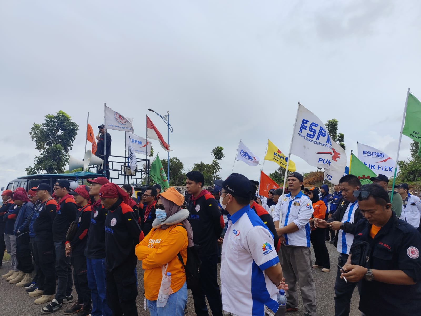 Buruh Batam demonstrasi di Kantor Gubernur Kepri terkait UMK dan UMSK Batam 2025, Rabu (18/12).