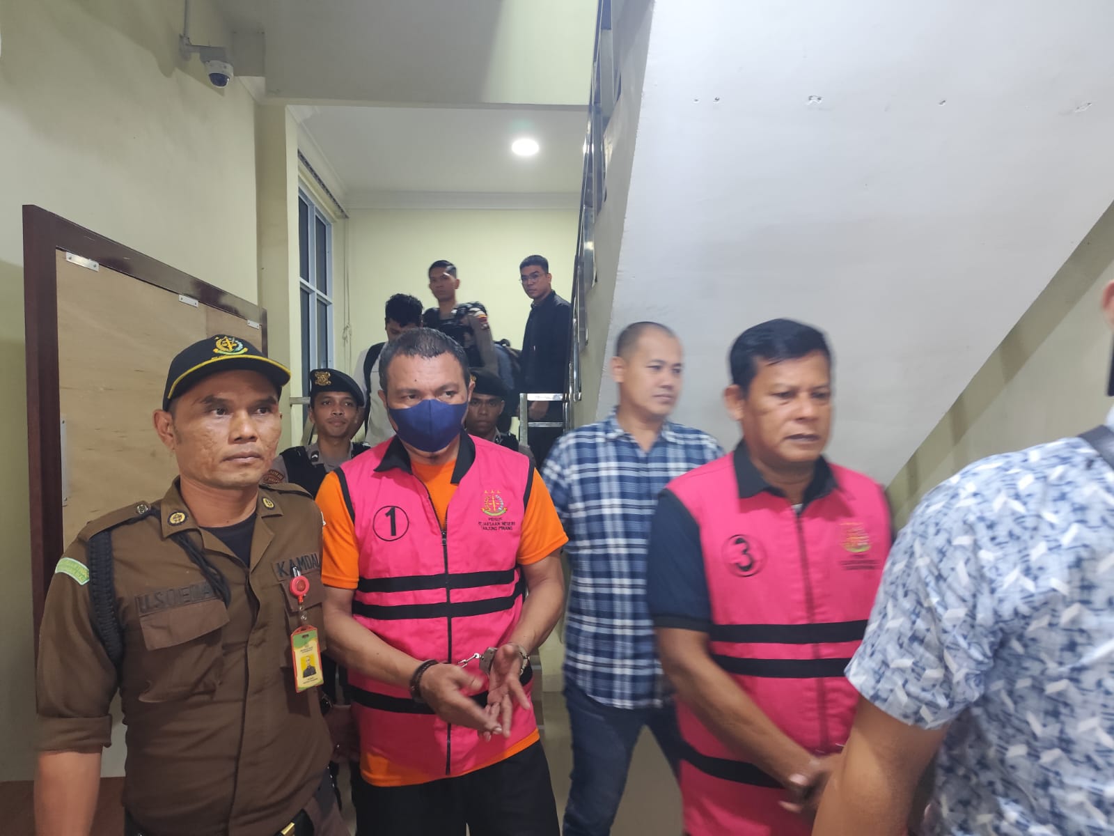 Dua tersangka kasus korupsi pembangunan fasilitas Pelabuhan Tanjung Moco dilimpahkan ke Kejari Tanjungpinang, Kamis (19/12).