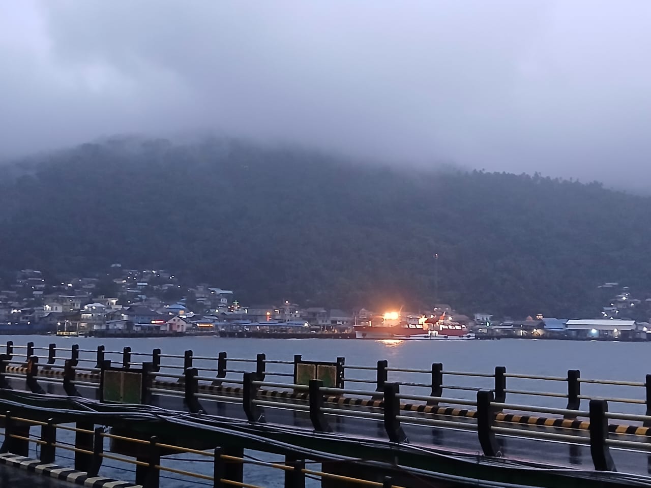 Kondisi cuaca Tarempa sepanjang hari diguyur hujan lebat disertai angin kencang.