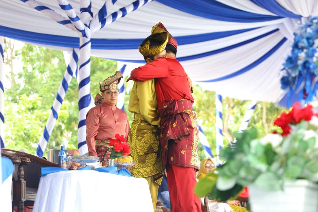 Wali Kota Batam, Muhammad Rudi berpelukan dengan Wakil Wali Kota Batam, Amsakar Achmad saat menghadiri upacara Hari Jadi Kota Batam, Rabu (18/12).