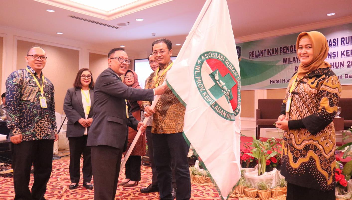 dr. Asep Guntur Sapari MARS dilantik sebagai Ketua Arsada Wilayah Provinsi Kepri di Hotel Harmoni One Convention Batam, Kamis (19/12/2024).