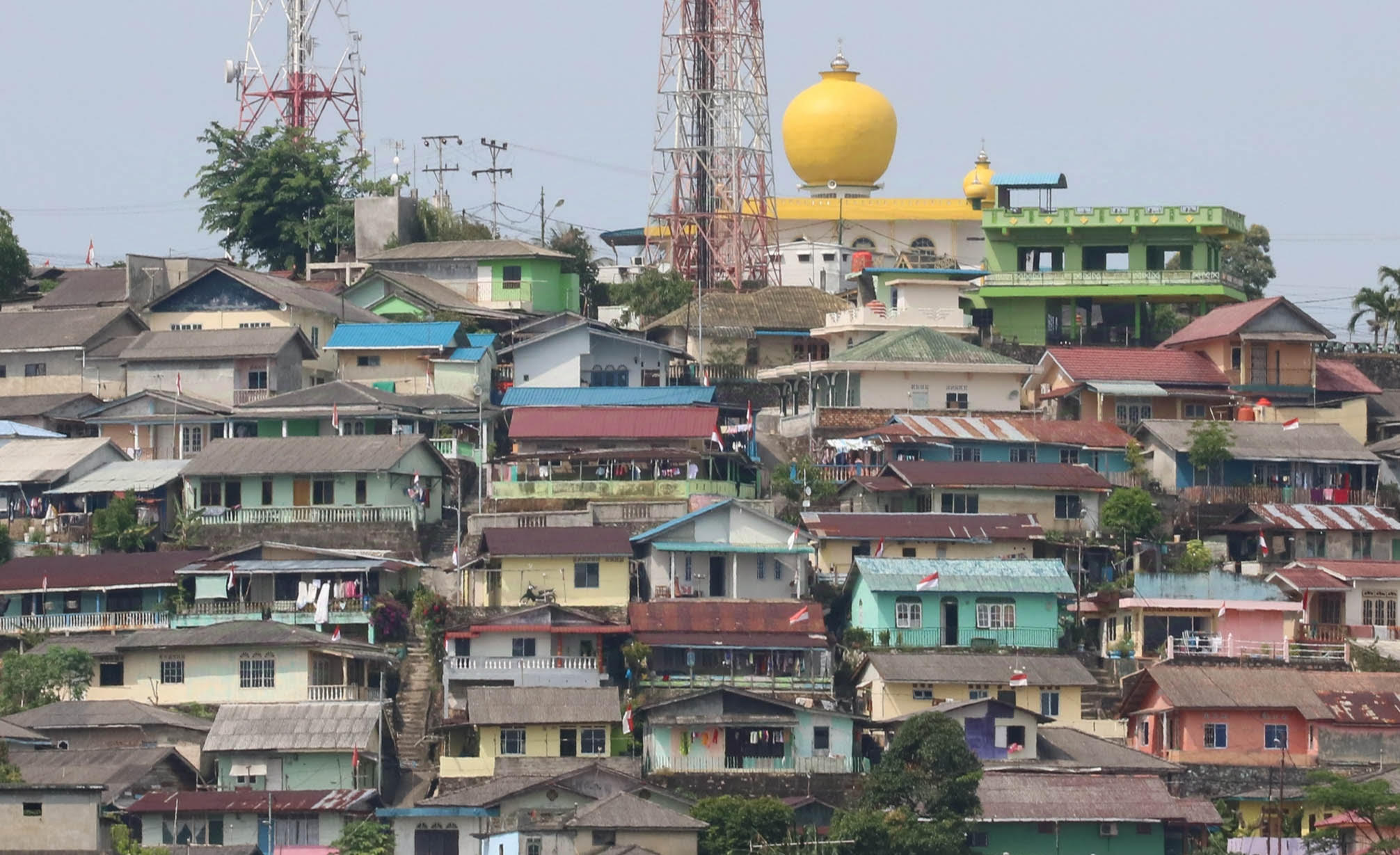 Sususan rumah penduduk yang bertingkat-tingkat di kawasan Kelurahan Bukit Cermin dan Kelurahan Kemboja Tanjungpinang.