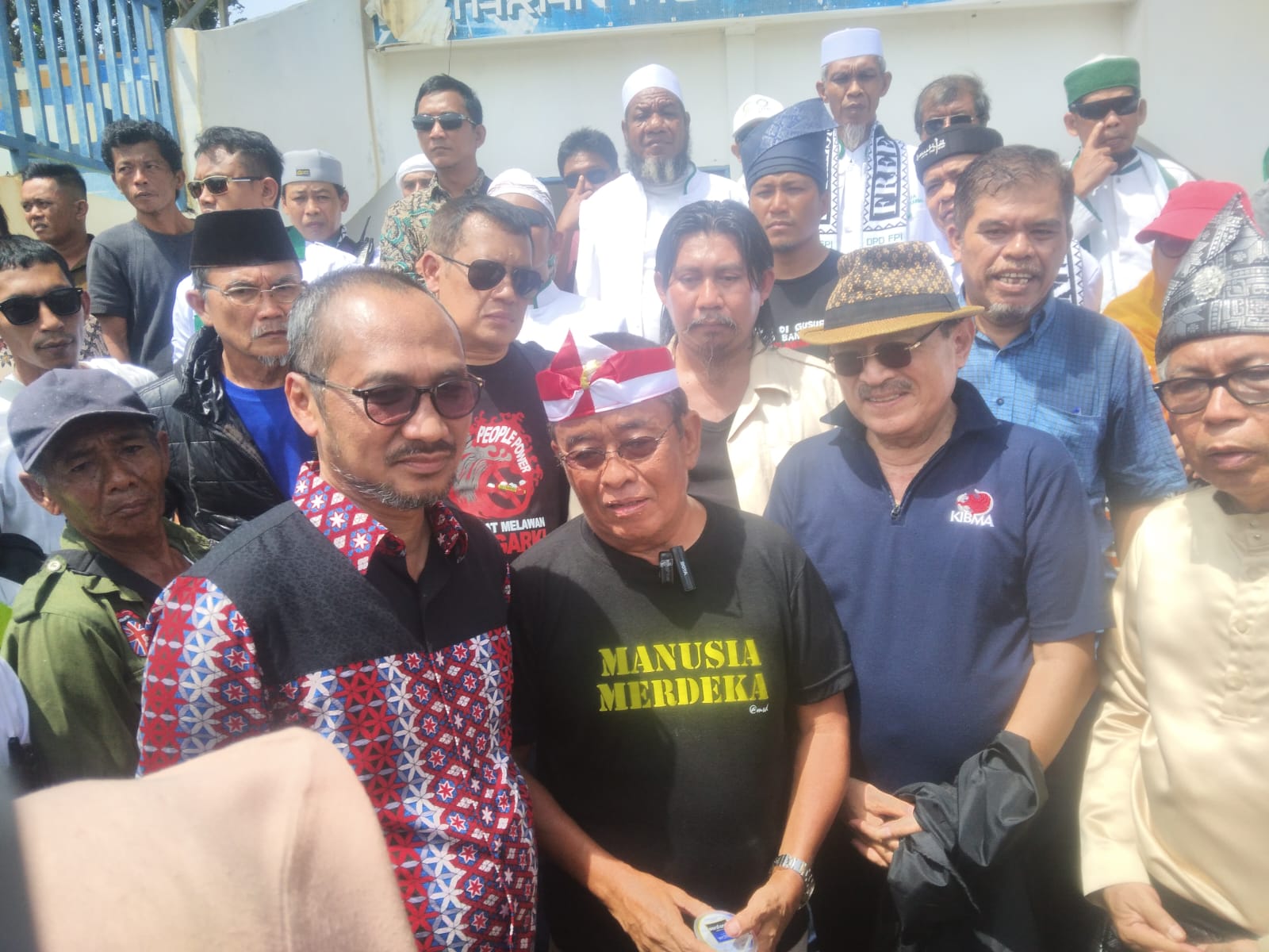 Mantan Ketua KPK Abraham Samad cs saat menemui warga Rempang.