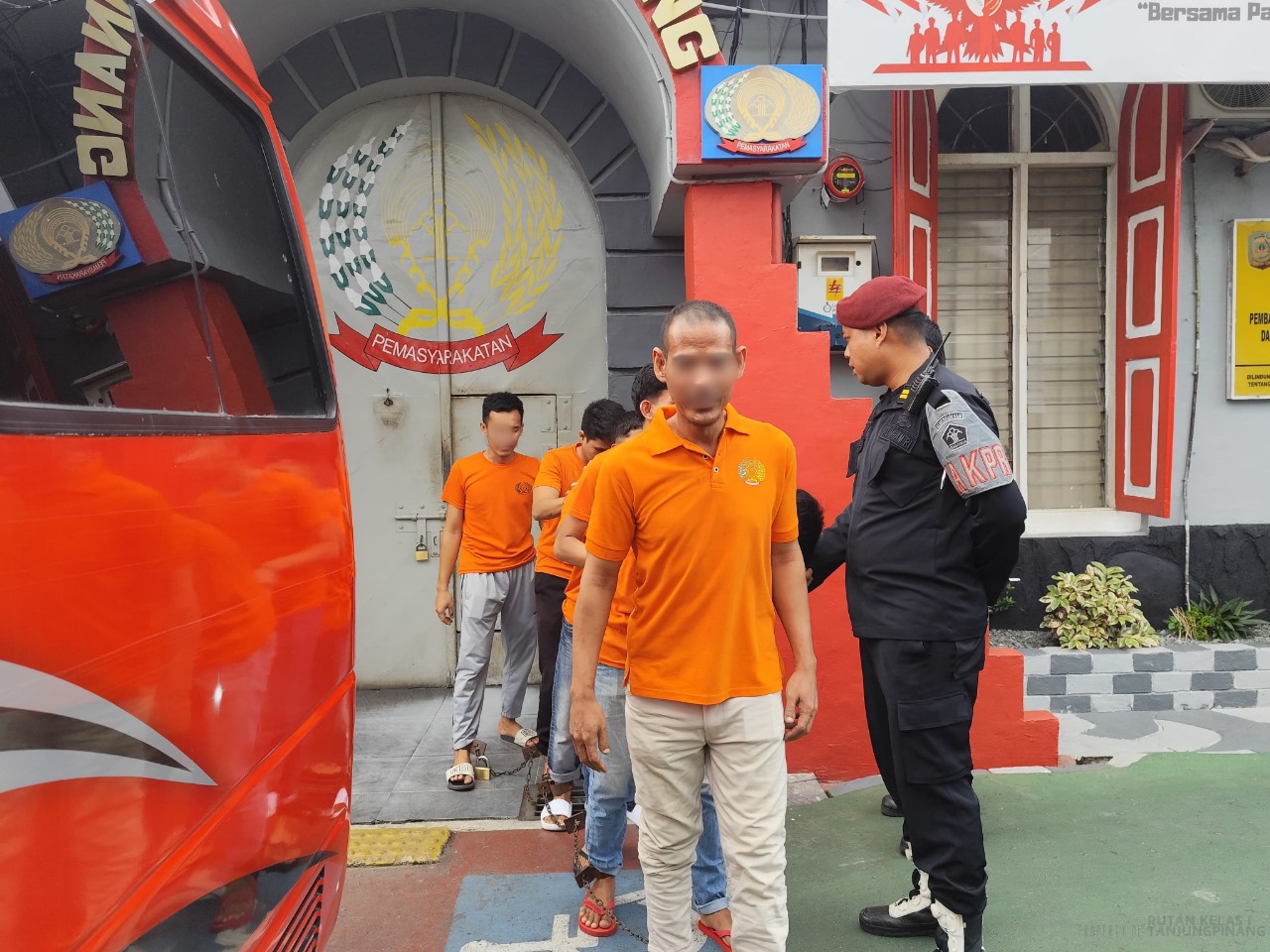 Petugas Rutan Tanjungpinang memindahkan 24 Napi ke Lapas Kelas IIA Tanjungpinang, Senin (22/12).