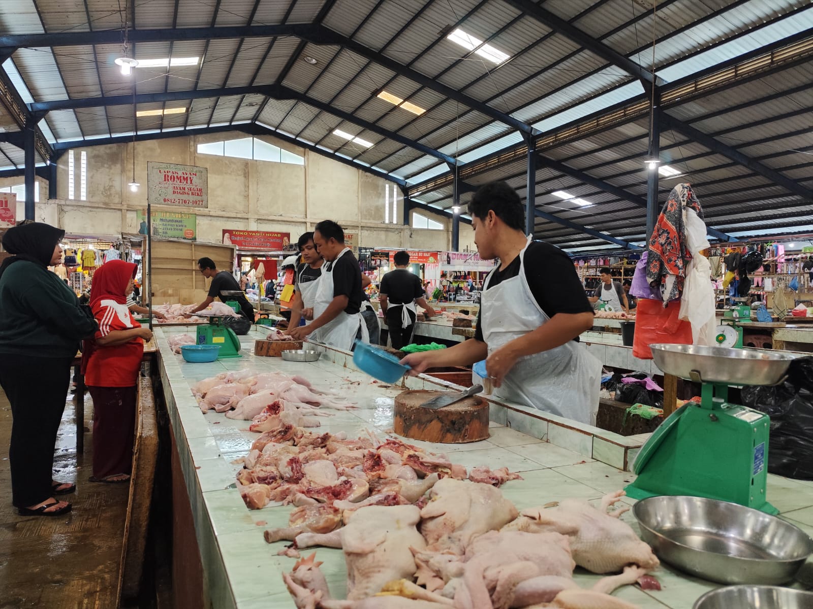 Pedagang ayam di Pasar Bintan Center Tanjungpinang, Senin (23/12).