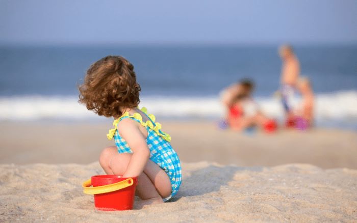 Ilustrasi. Mengisi liburan ke pantai bisa meningkatkan kreativitas anak-anak.
