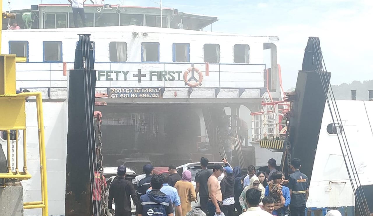 Proses evakuasi penumpang dan kendaraan dari kapal RoRo yang terbakar di perairan Telagapunggur, Batam pada Rabu (25/12/2024) sekitar pukul 12.00 WIB.