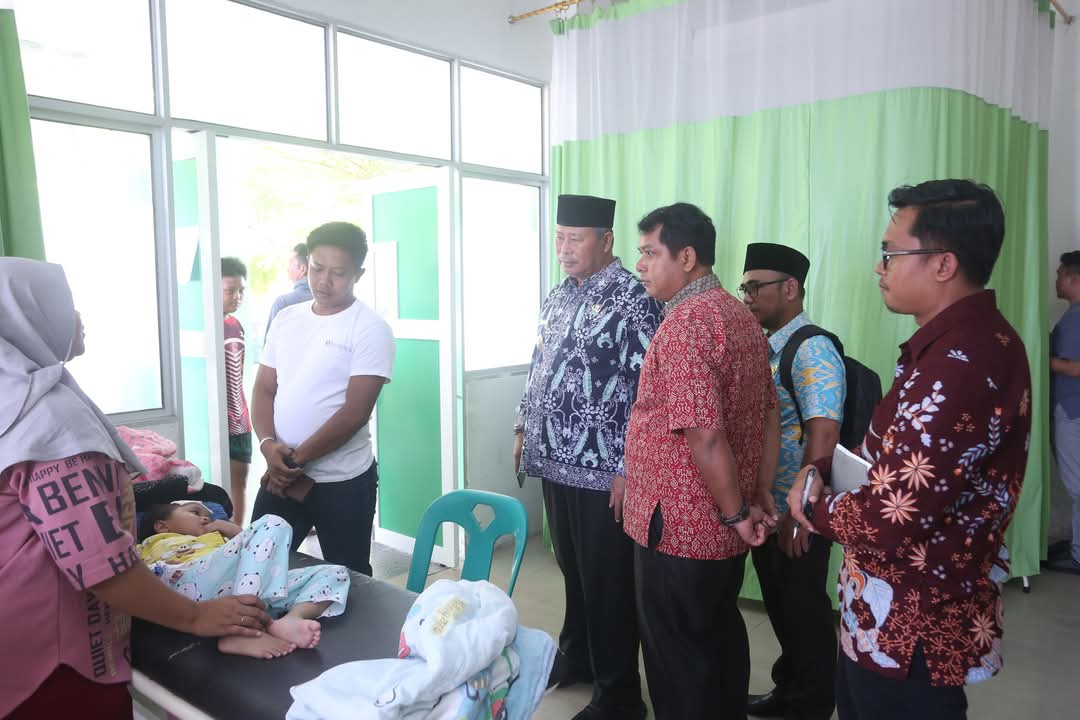 Bupati Anambas, Abdul Haris memantau kondisi RSUD Tarempa disaat musim libur Nataru. Ia menegaskan pelayanan kesehatan harus optimal.