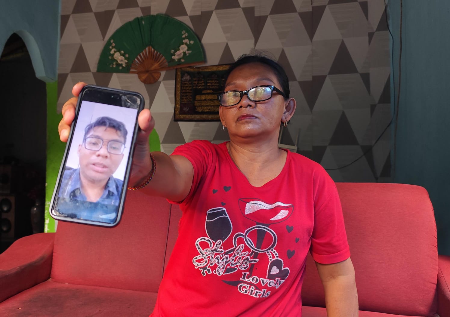 Dessi, warga Senggarang Tanjungpinang menunjukan foto anaknya yang dijual di Kamboja, Kamis (26/12).