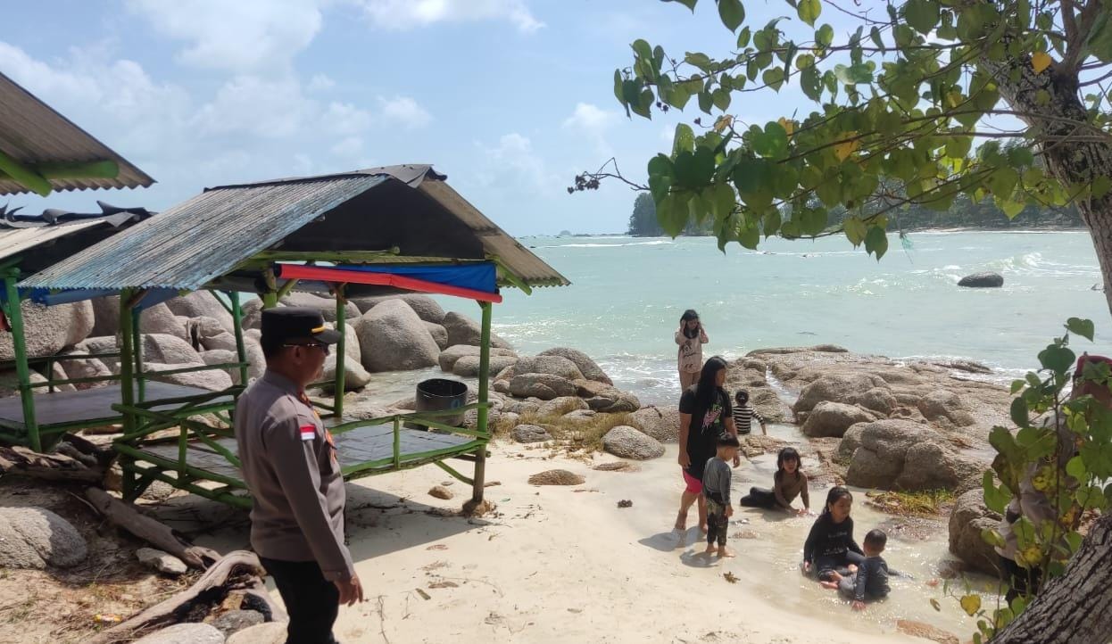 Kapolsek Gunung Kijang, Iptu Jul Ilham saat melakukan patroli di objek wisata yang ada di Pantai Trikora, Kamis (27/12/2024).