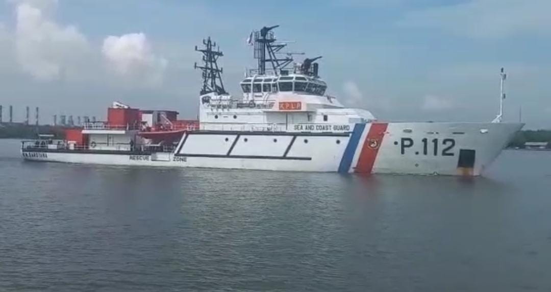 KN Sarotama membawa penumpang KMP Citra Nusantara yang tidak terangkut akibat kerusakan mesin, Rabu (25/12/2024).