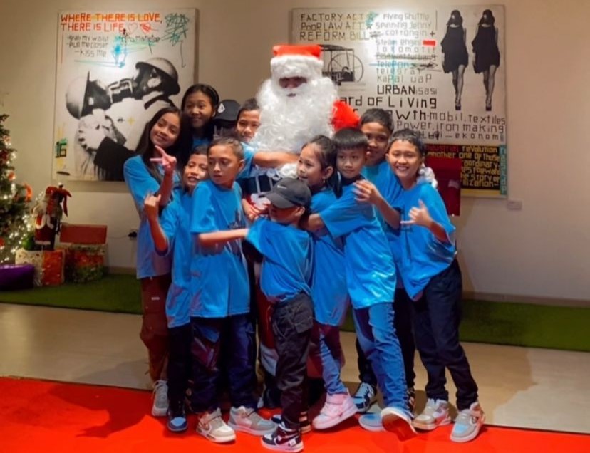 Santa bersama paduan suara Agape Artotel Batam. (