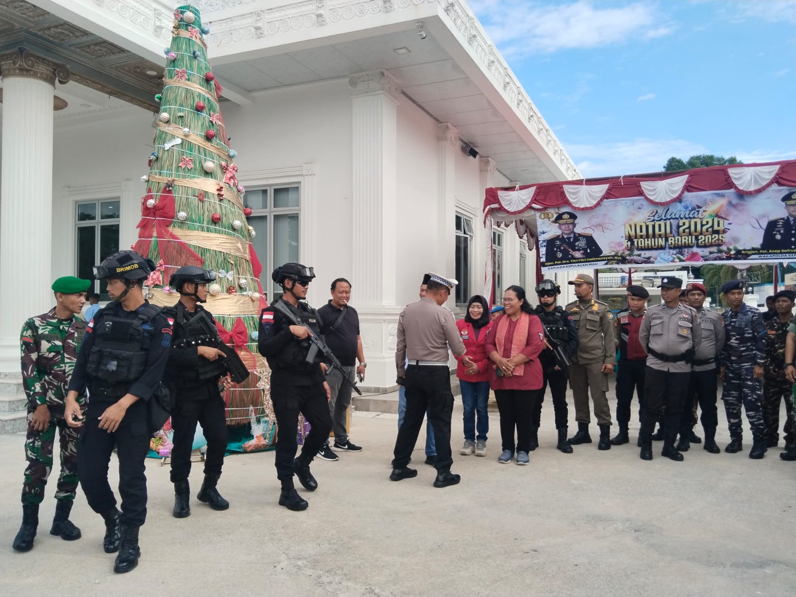 Tim Gabungan patroli melakukan pengawasan dan pengamanan di gereja dan lokasi keramaian.