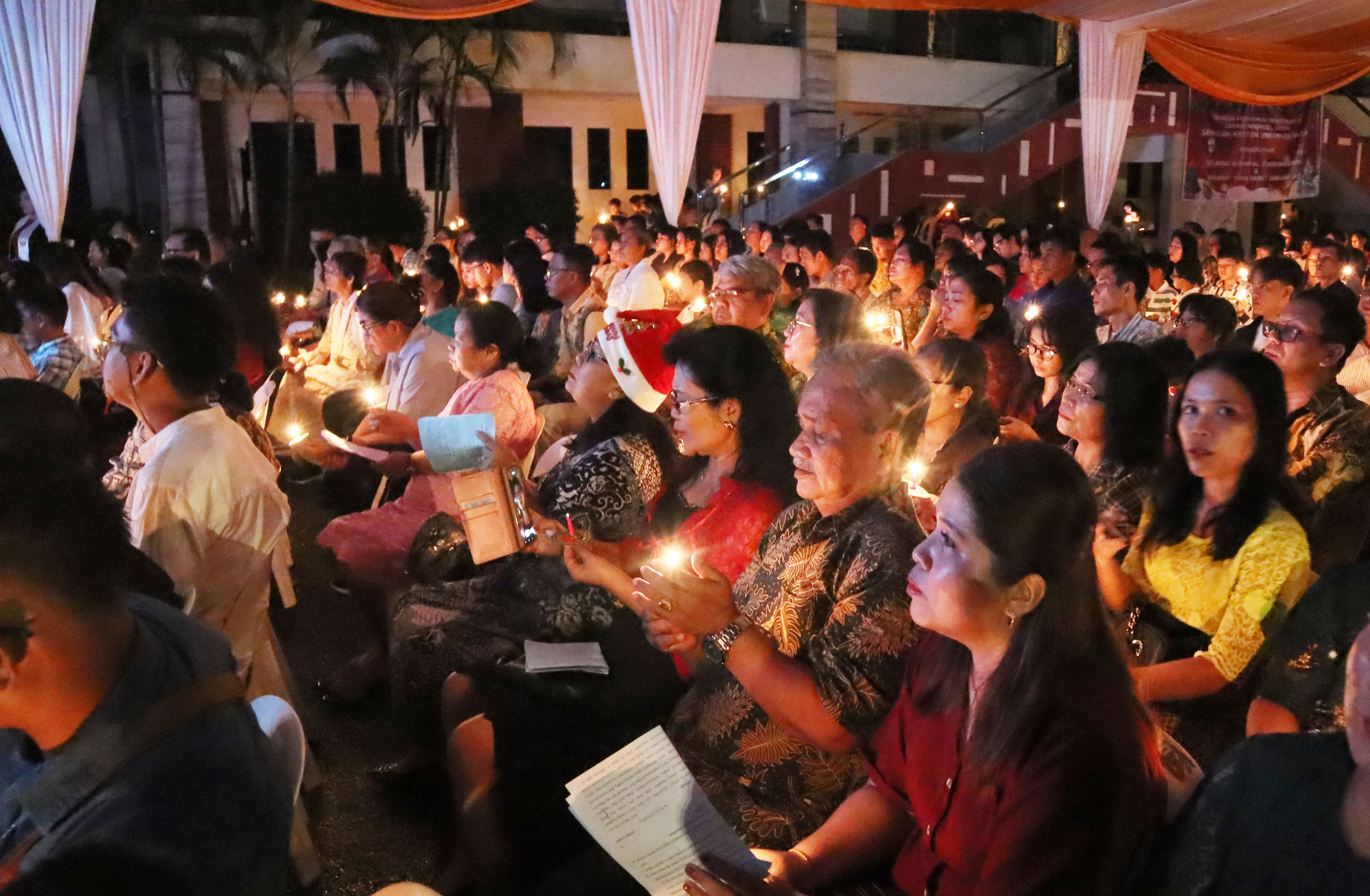 Umat Kristiani melaksanakan ibadah pada malam Natal di Gereja Immanuel Batam, Selasa (24/12).