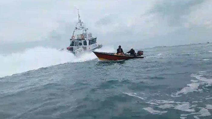 Tangkapan layar video saat kapal Patroli Maritim Singapura mengintimidasi sejumlah kapal nelayan Belakangpadang yang diduga berada di perbatasan laut Indonesia-Singapura.